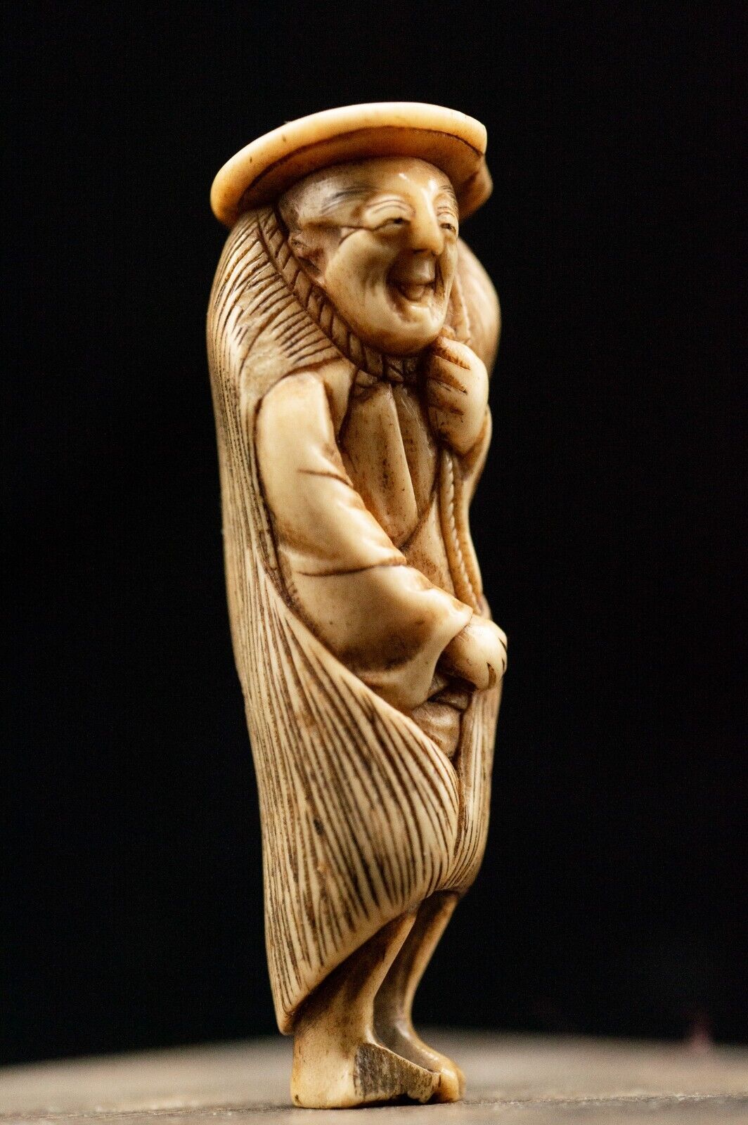 Stag Antler NETSUKE "A man in the rain" Japanese Edo - Meiji Antique Vintage