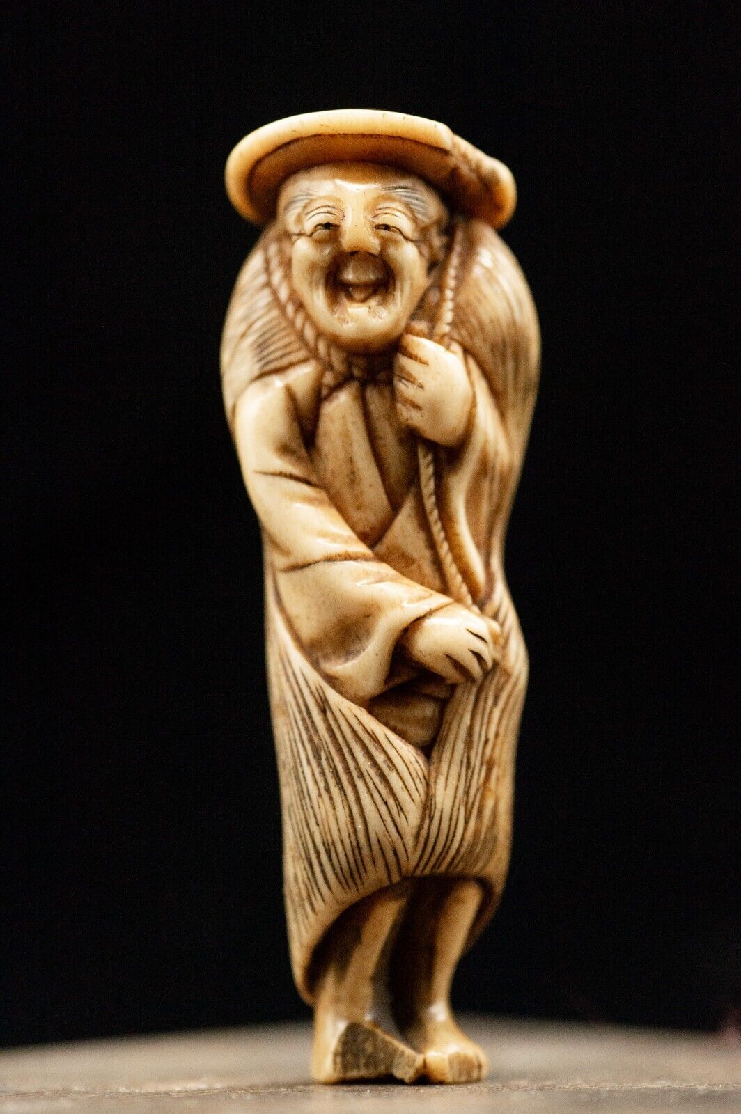 Stag Antler NETSUKE "A man in the rain" Japanese Edo - Meiji Antique Vintage