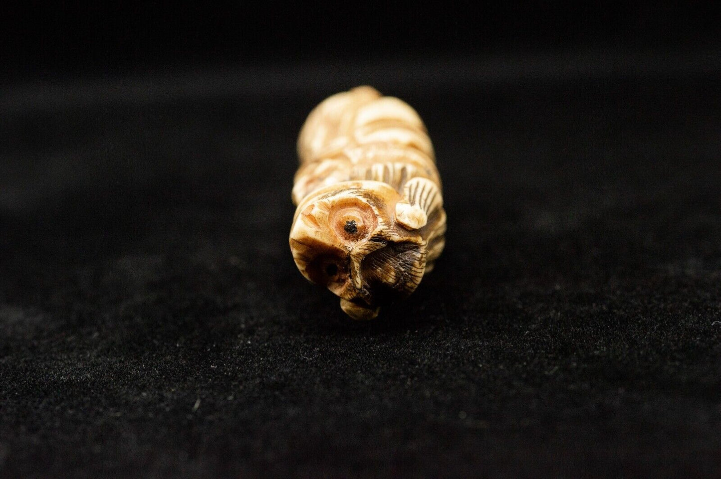 Stag Antler NETSUKE a Man carrying Shihi Japanese Edo - Meiji Antique Vintage