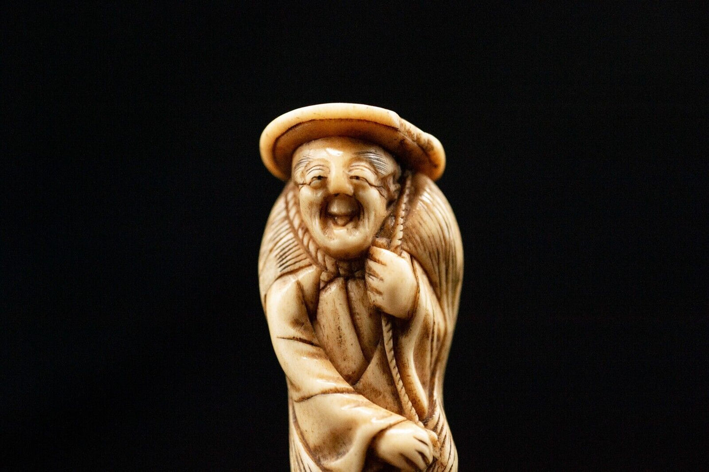 Stag Antler NETSUKE "A man in the rain" Japanese Edo - Meiji Antique Vintage