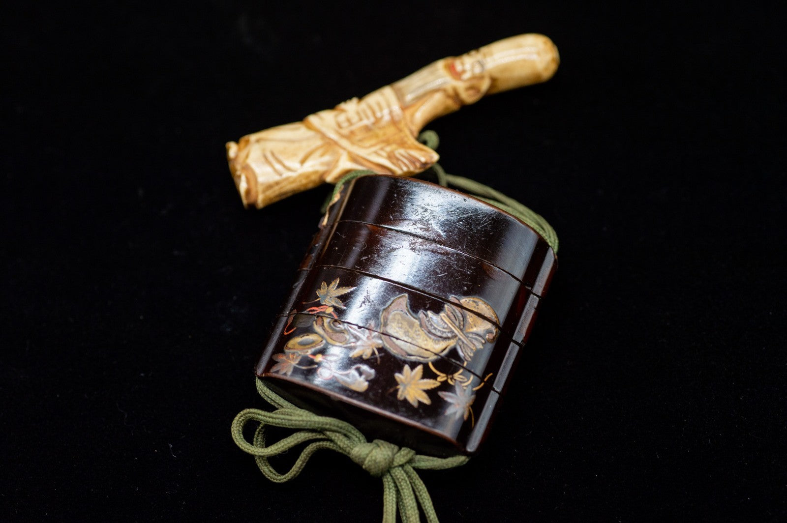 根付(netsuke) うちわの上の犬　木製 江戸時代 根付(netsuke) うちわの上の犬 木製 江戸時代 根付 うちわの上の犬