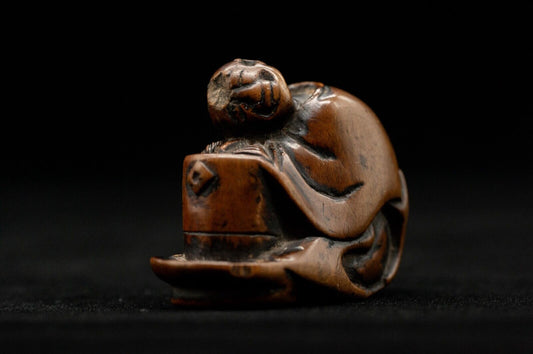 Edo Period Wooden NETSUKE a man warming himself Japanese Antique Woodcraft