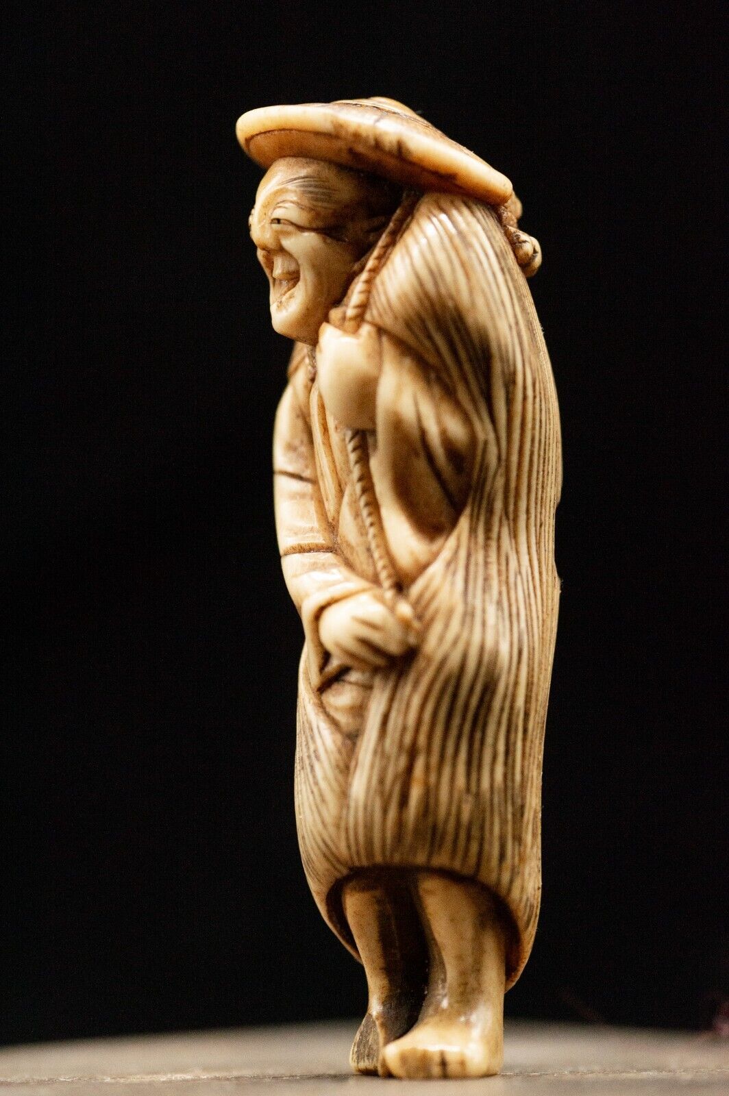 Stag Antler NETSUKE "A man in the rain" Japanese Edo - Meiji Antique Vintage