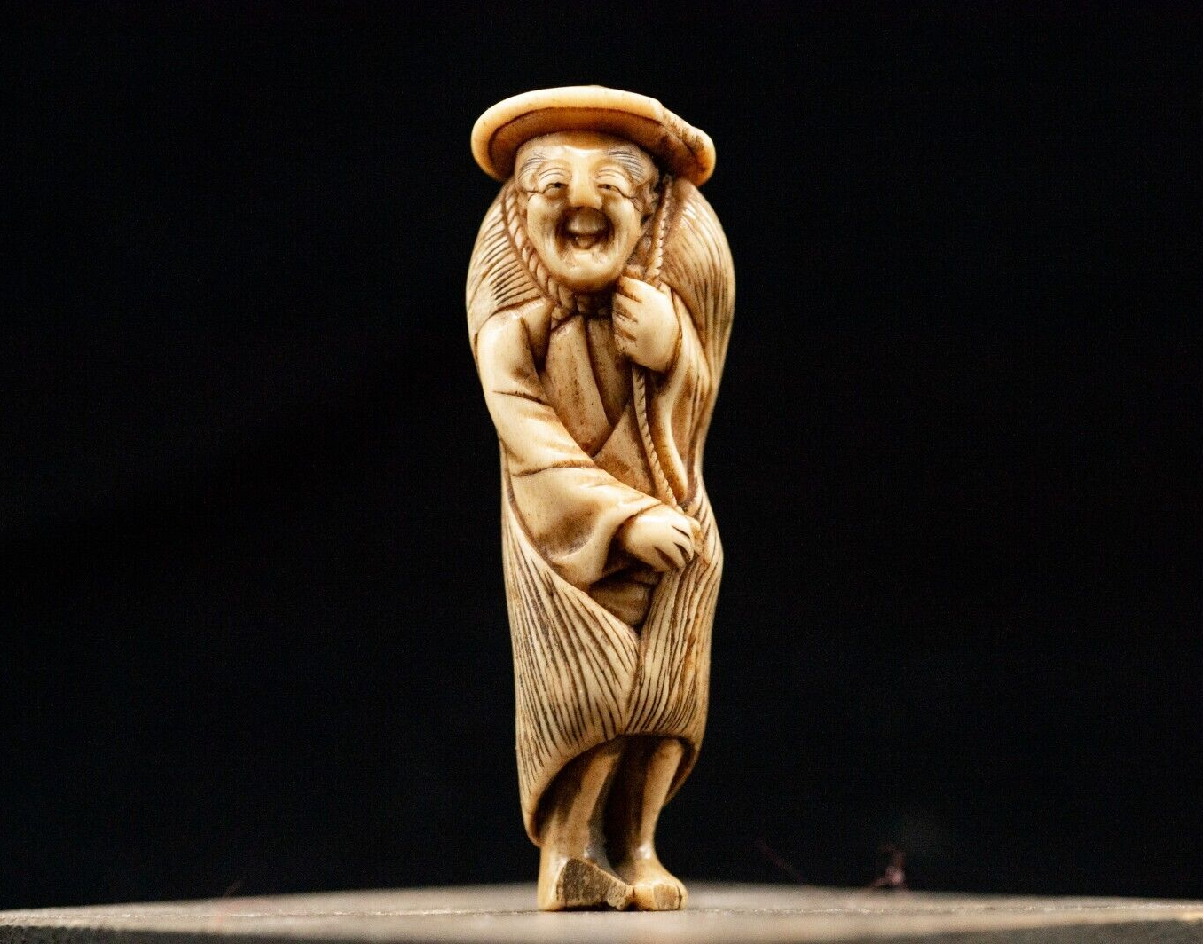 Stag Antler NETSUKE "A man in the rain" Japanese Edo - Meiji Antique Vintage