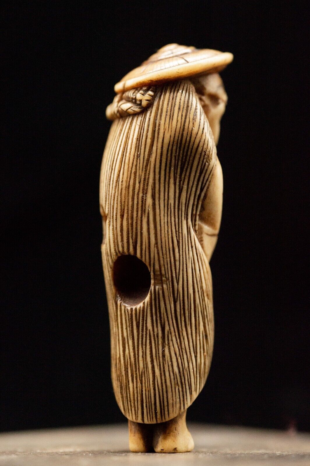 Stag Antler NETSUKE "A man in the rain" Japanese Edo - Meiji Antique Vintage