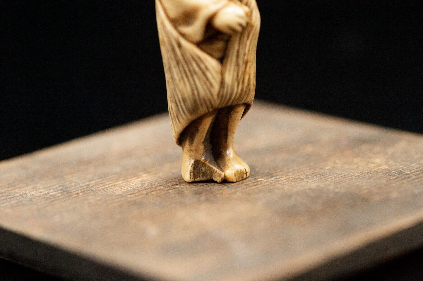 Stag Antler NETSUKE "A man in the rain" Japanese Edo - Meiji Antique Vintage