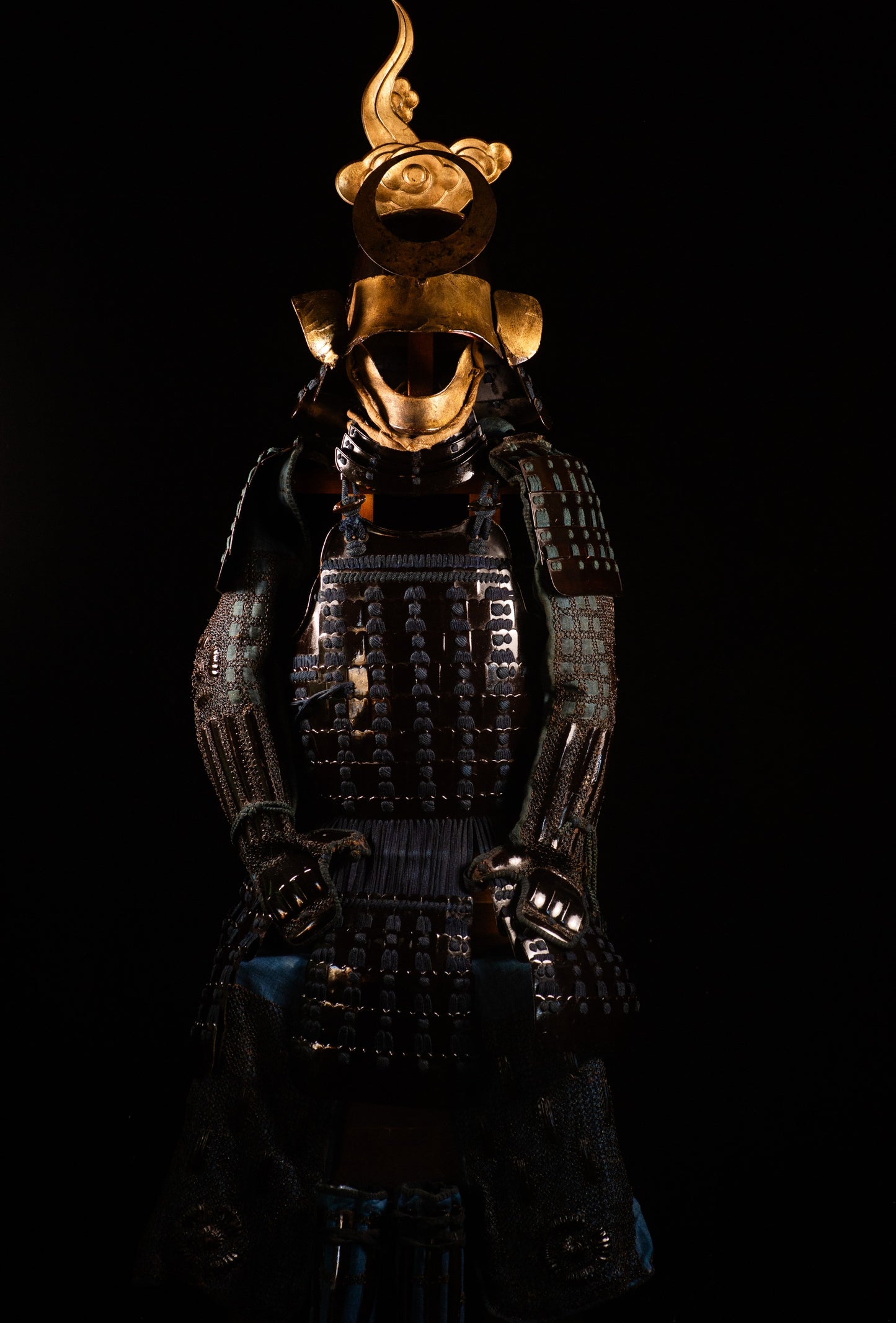 Genuine Samurai Armor Life Size Yoroi w/chest Edo Period Japanese Antique 39